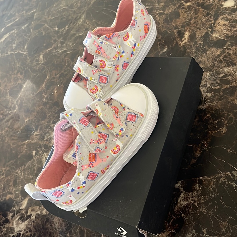 Brand new kids low top converse